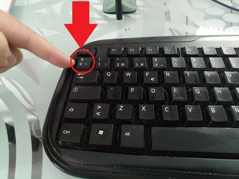 como hacer slash al reves con el teclado
